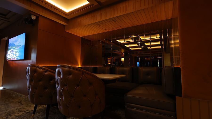 Image of seating area of JBs lounge at Hotel Amar with Ambient  lighting chairs and table
