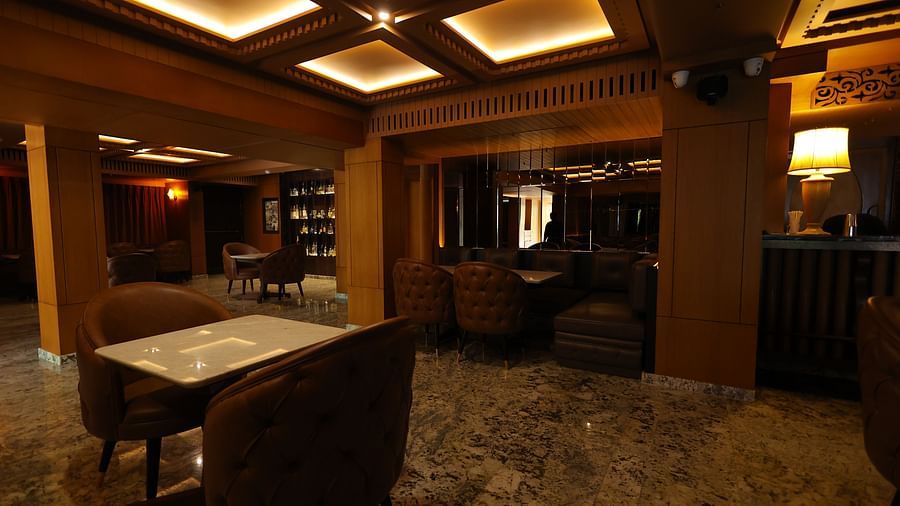 Image of seating area of JBs lounge at Hotel Amar with Ambient  lighting chairs and table