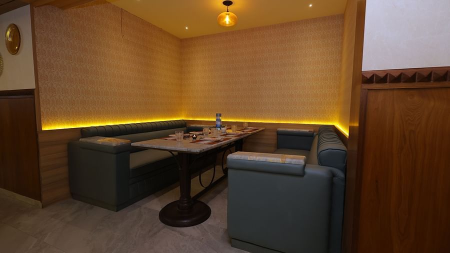 Image of Anam restaurant of Hotel Amar with sofas and tables arranged 