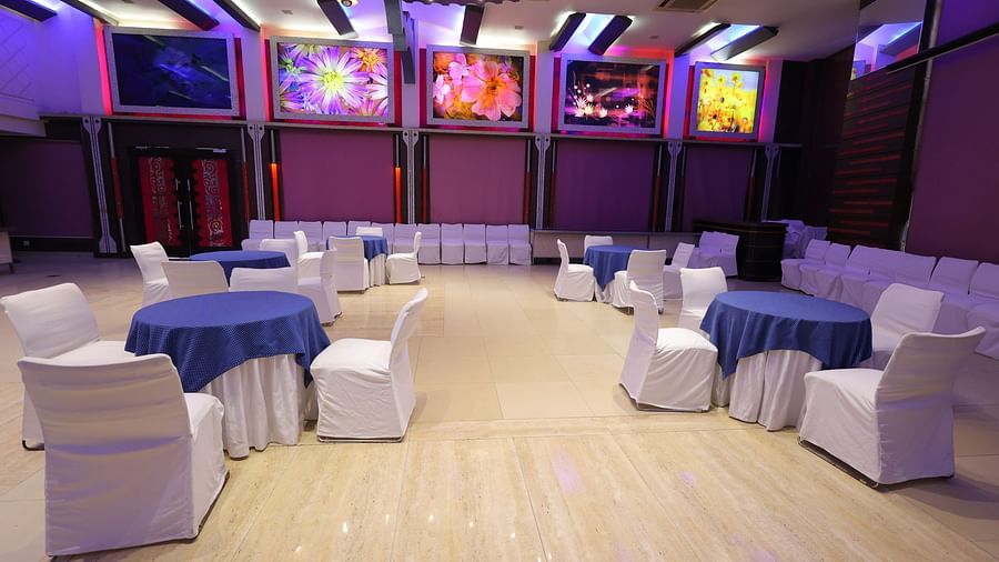 Image of Amar Mahal of hotel Amar with cluster seating arrangement 