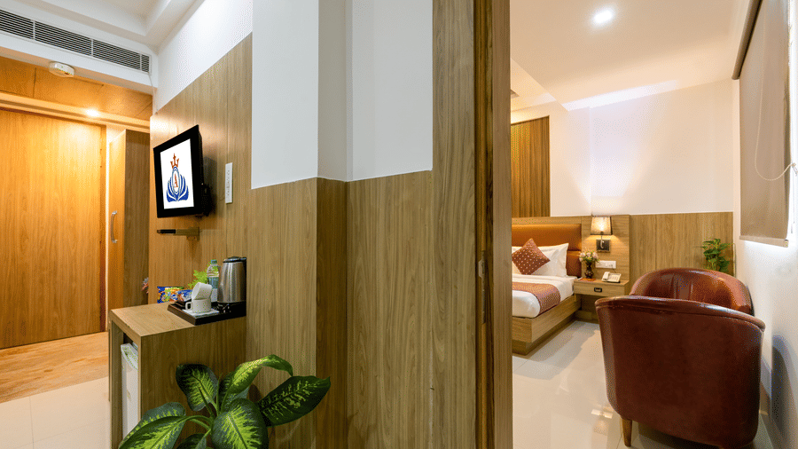 Interconnected Family Room at Hotel Corporate Suites featuring a TV mounted on the wall separating the 2 bedrooms