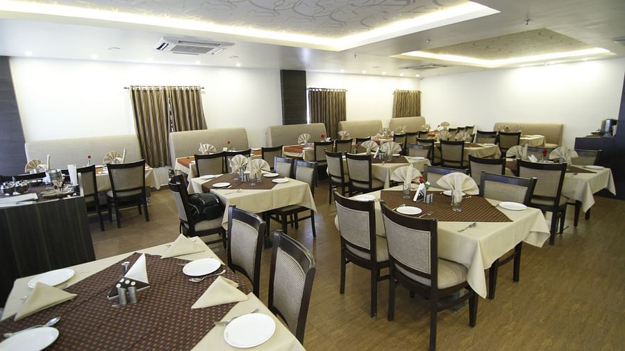 Dining space with chairs and tables at Hotel Green Apple