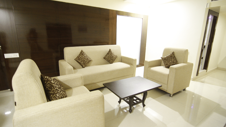 Living roon with sofas and a coffee table at Hotel Green Apple