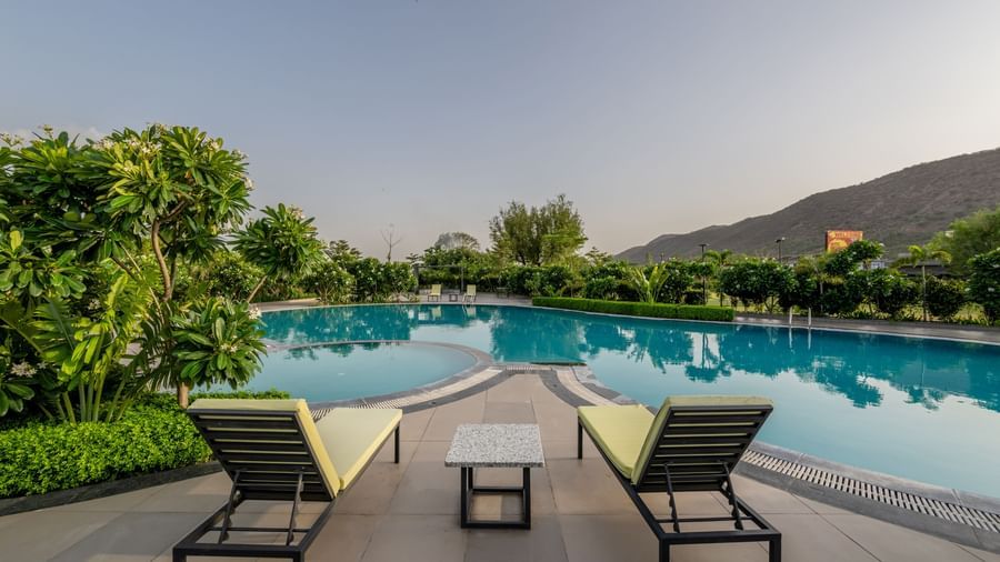 An inviting outdoor garden seating area with a modern pergola at Hotel Highway King Shahpura.