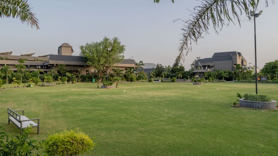 Another view of the expansive green lawns and outdoor space at Hotel Highway King Shahpura.