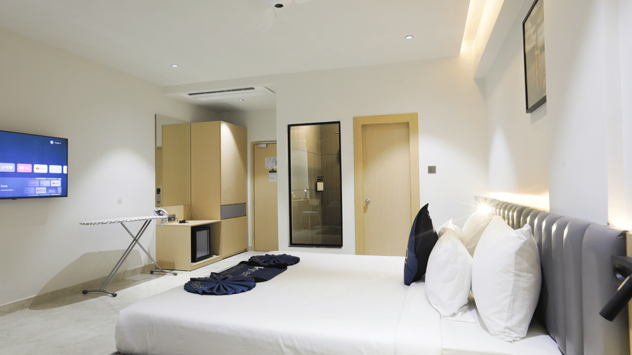 Spacious luxury suite with king bed, TV and modern interiors at Hotel Kyzen HiTech City – Your Zenly Stay