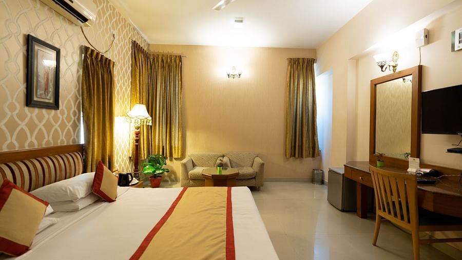 A double bed with lamps next to it inside one of the rooms - Hotel Pai Vista, KR Road