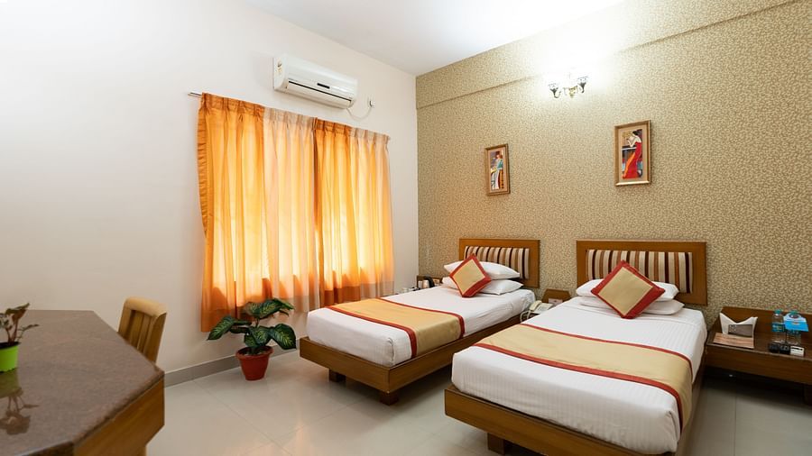 Twin beds with side tables inside one of the rooms - Hotel Pai Vista, KR Road