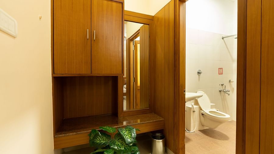 Wardrobe and the bathroom in view inside one of the rooms - Hotel Pai Vista, KR Road