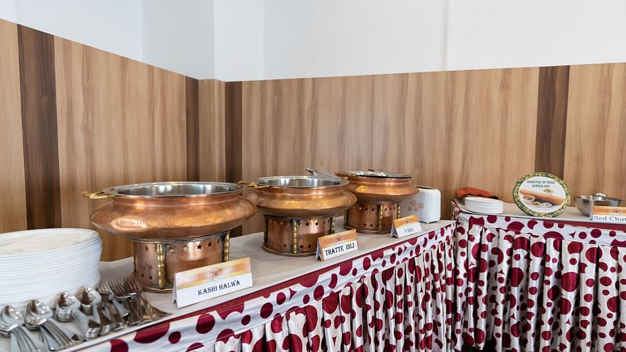 A buffet counter with many dishes ready to be served - Hotel Pai Vista, KR Road