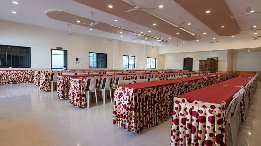 Decorated tabled inside the banquet hall - Hotel Pai Vista, KR Road