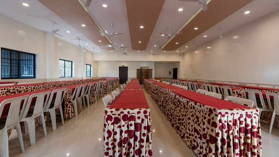 Decorated table inside the banquet hall - Hotel Pai Vista, KR Road