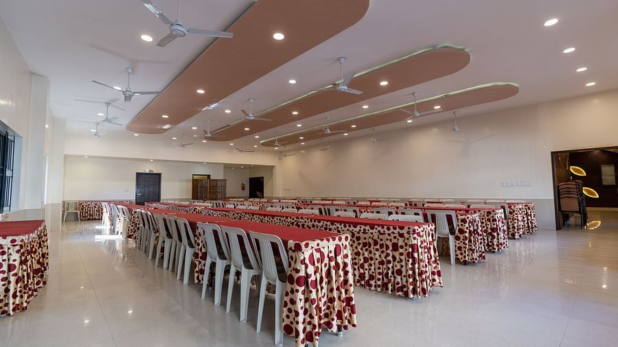 Decorated tables for food inside the banquet hall - Hotel Pai Vista, KR Road