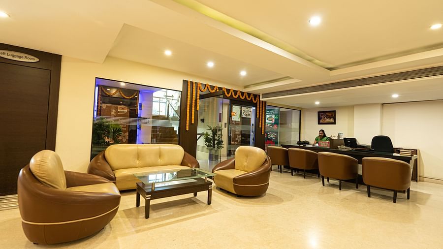 lobby area with sofas and a coffee table - Hotel Pai Vista, Mysore