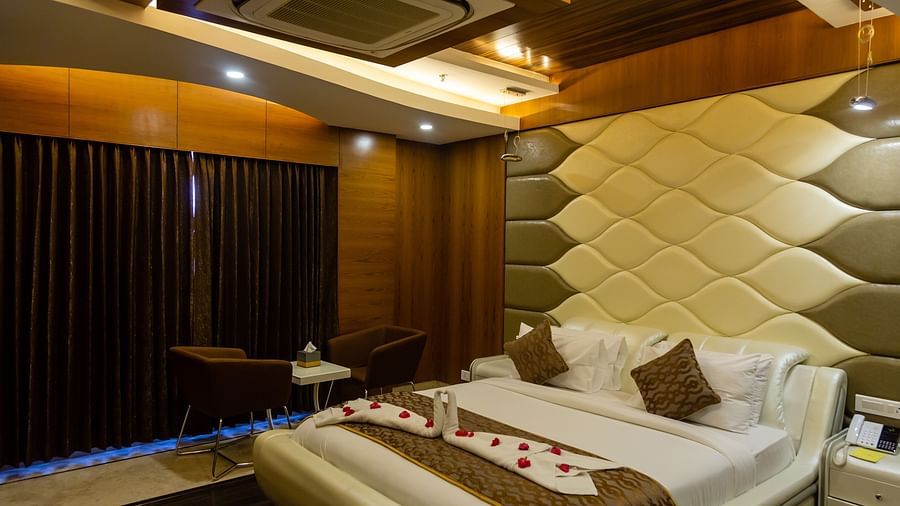 a bedroom with a false ceiling with overhead lighting and blackout curtains - Hotel Park Elanza, Chennai