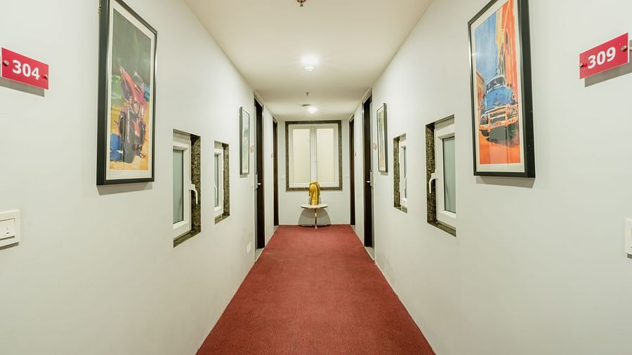 An image of a siiting area in a lobby | Inde Hotel Golf Course Extension