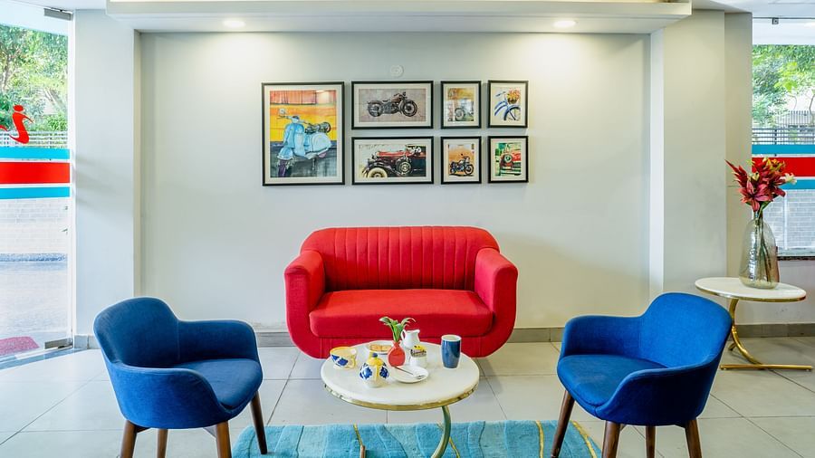 An image of a sitting area in a lobby | Inde Hotel Golf Course Extension