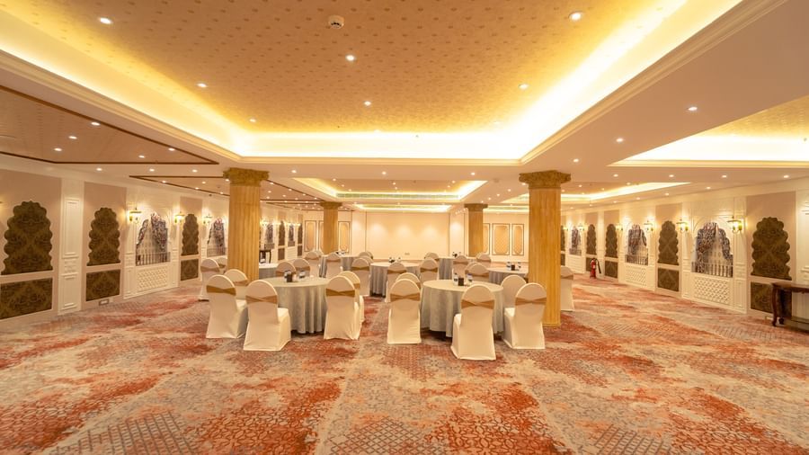 Grand ballroom with opulent lighting and luxurious carpeting - Kaldan Samudra Palace
