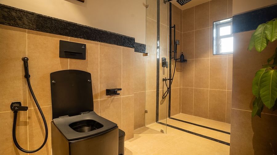 Modern bathroom with sleek black fixtures and a glass shower enclosure at Kssemya.