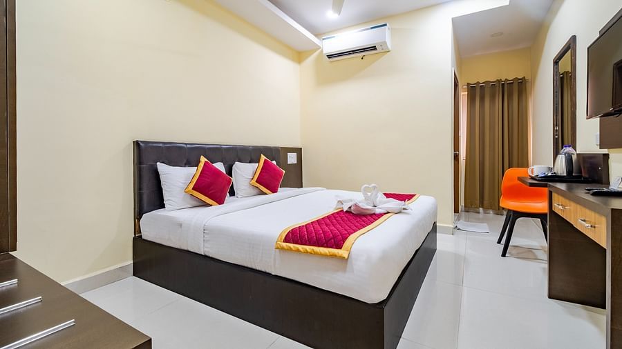 Grand room with a cosy bed and wall-mounted TV at Lemonridge Hotels