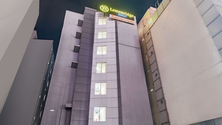 Nighttime view of the hotel's facade at Lemonridge Hotels.
