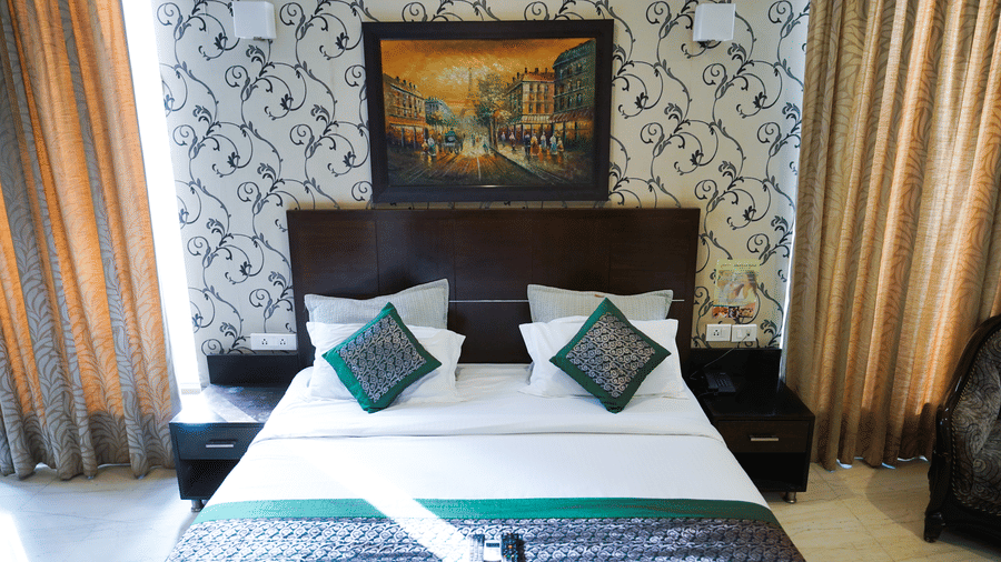 Double bed with fresh linens, a cosy armchair, elegant decor and a balcony bringing light into the room.