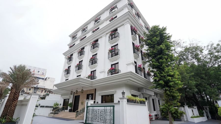 Corner view of M2 Square by Monday Premium featuring a drive way in front of the entrance to the hotel.