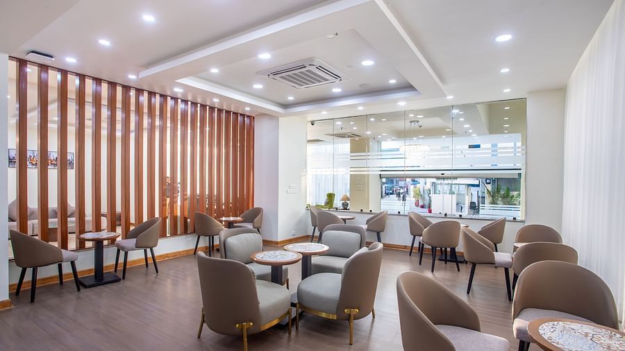 L cafe image number 2