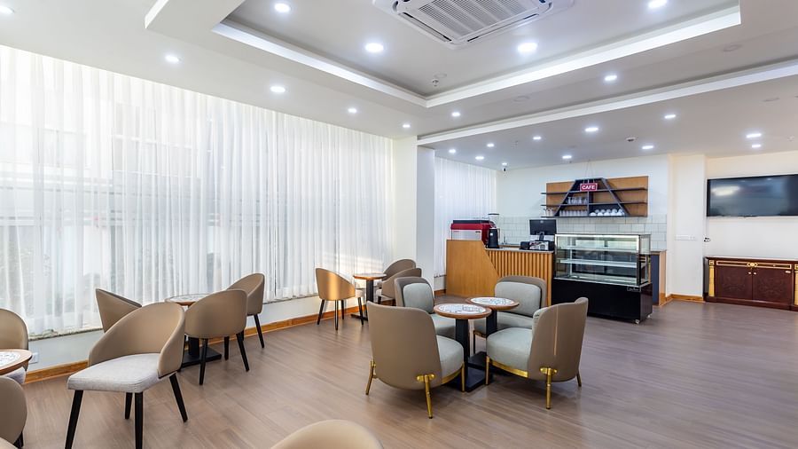 L cafe image number 3