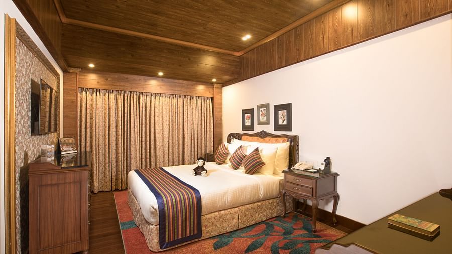 the king size bed facing the TV 2 - Mayfair Himalayan Spa Resort Kalimpong
