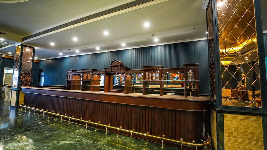 BARON & BARONESS BAR COUNTER