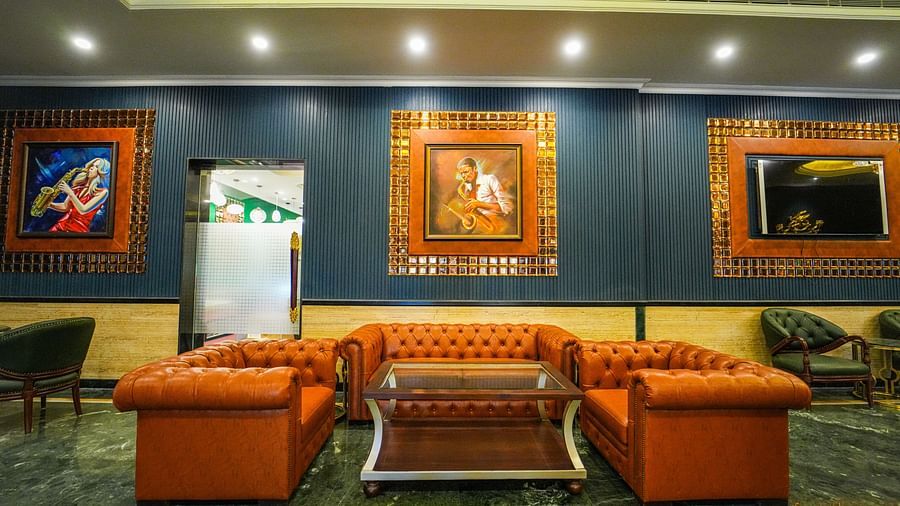 Barons & Baroneses Bar lounge