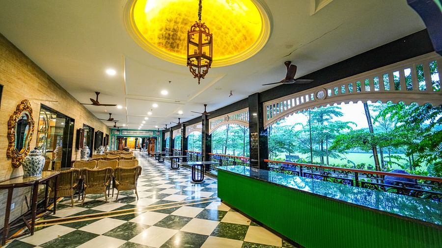 TEAPOT RESTAURANT CORRIDOR
