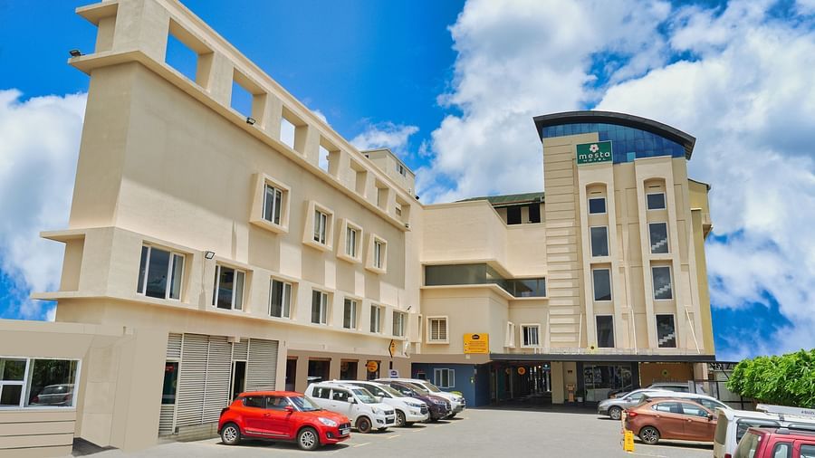 front view of the hotel esta