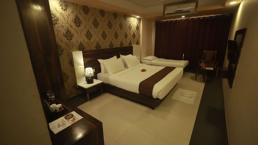 Corner view of the Deluxe Room at Mountview Resort which feature a king size bed, a wardrobe, and wall-mounted TV.