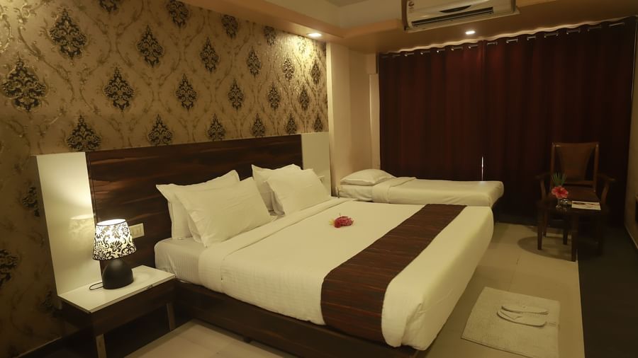King size bed in the Deluxe Rooms of Mountview Resort, which also features bedside tables, and air-conditioning.
