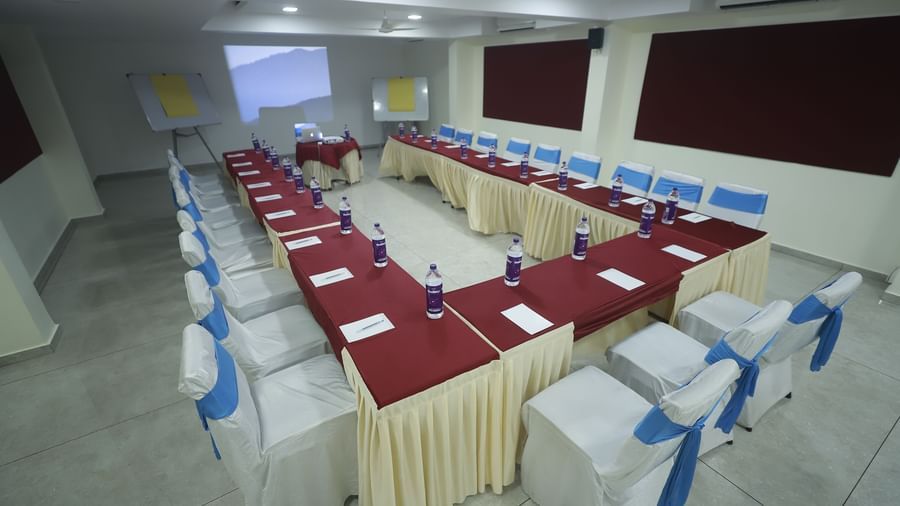 U-shaped arrangement in the Pearl banquet hall at Mountview Resort that is furnished with cloth-covered chairs and tables.