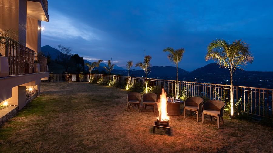 an image of a bonfire at the courtyard of Mountoria Retreat, Naukuchiatal with a backdrop of evening scenes