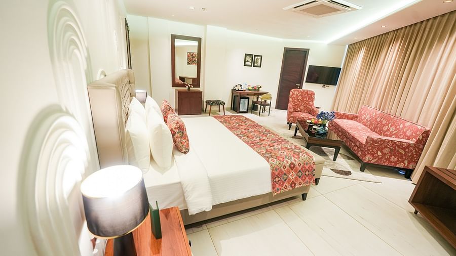An image of the Namami Suite, featuring a cosy ambience with night lamps placed on either side of the bed and inviting furniture - NAMAMI BY ZENQ BANKHANDI