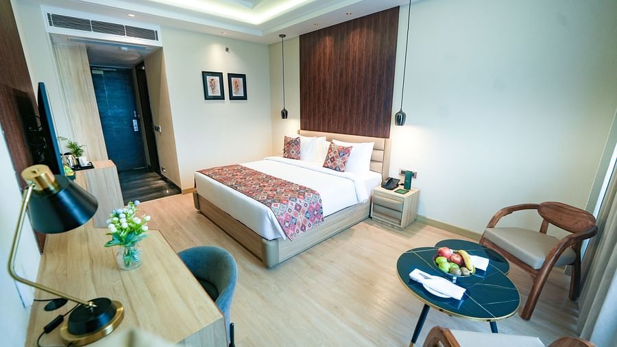 An image of our Superior Mountain View Rooms in Bankhandi with a queen size bed and modern amenities - NAMAMI BY ZENQ BANKHANDI