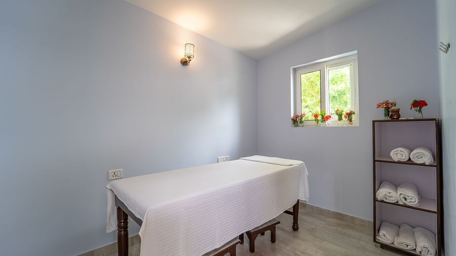 spa with a table covered with white cloth at Neer Ganga Resorts