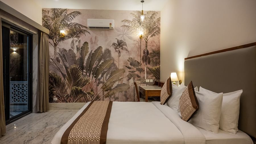 A cosy room at our wellness centre with ambient lighting, a double bed and a balcony - Rajbagh Wellness, Udaipur