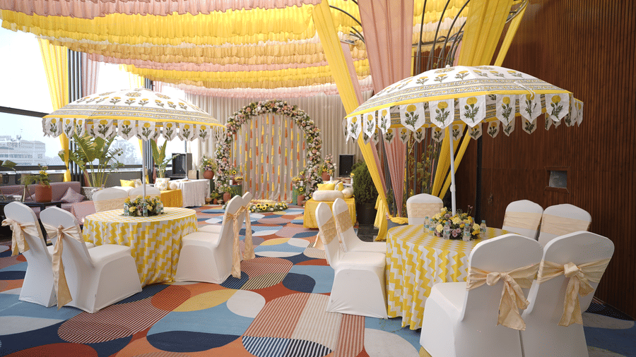 Vibrant outdoor wedding setup with decorated tables, umbrellas, and elegant seating for guests | Hotels for marriage in Chandigarh