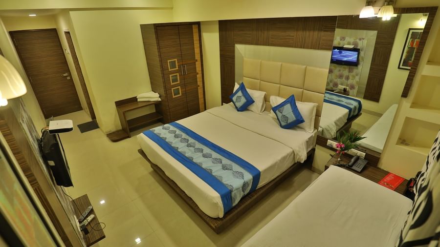 A comfortable room featuring a spacious bed, a television, and a harmonious colour scheme - Retreat Heritage, Lonavala