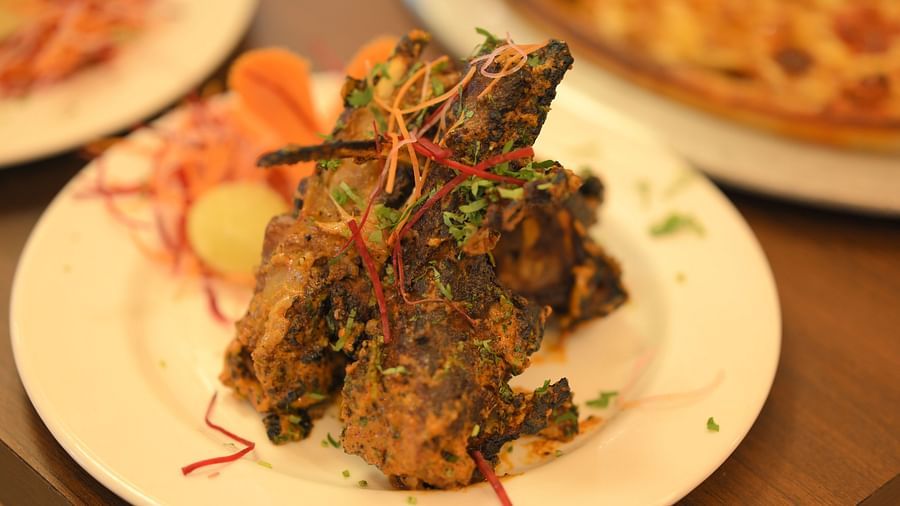 Crispy Indian starter garnished with herbs and spices, served hot at Royal Comfort Regency for an appetising beginning.