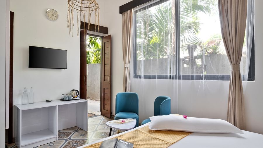 Cosy artistic decor, a vibrant seating area, and a welcoming ambience.