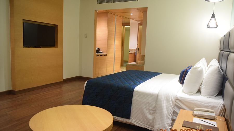 A cosy roomwith plushy bed, flat screen at SRM Hotel Maram Malai Nagar Chennai