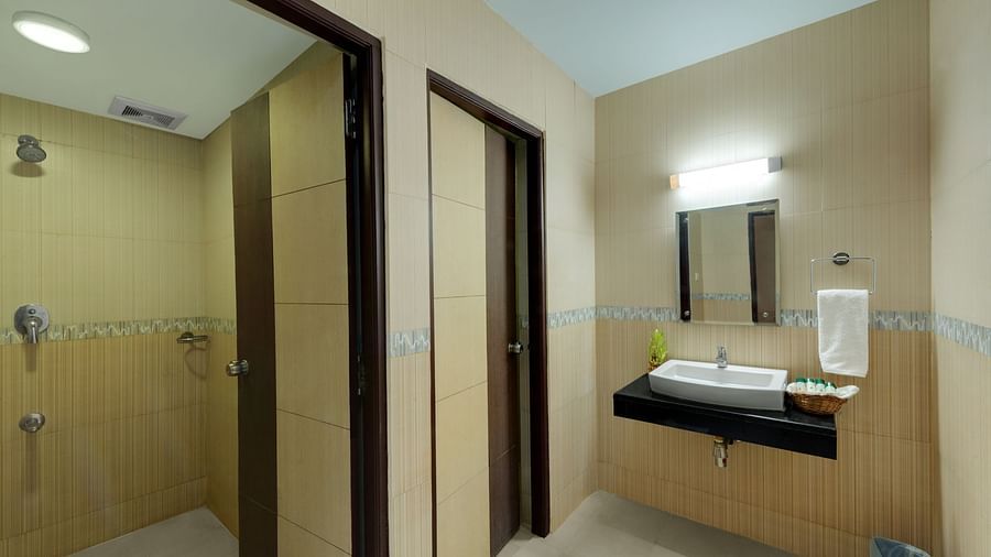 A seperate Wahroom with toiletries at Studio Suite  at SRM Hotel, Hotel in Tuticorin