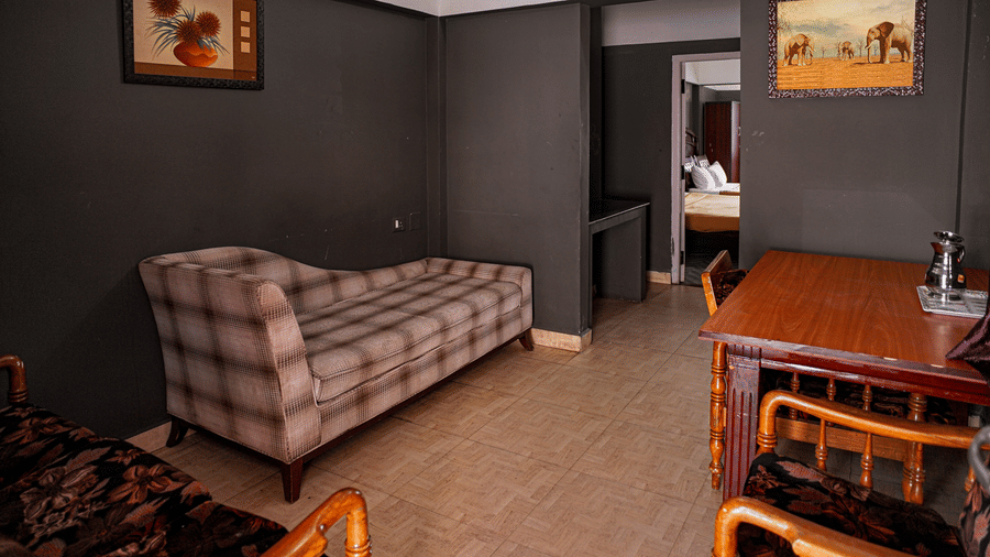 05 SUPERIOR GROUP FAMILY ROOM LOUNGE DSC01187