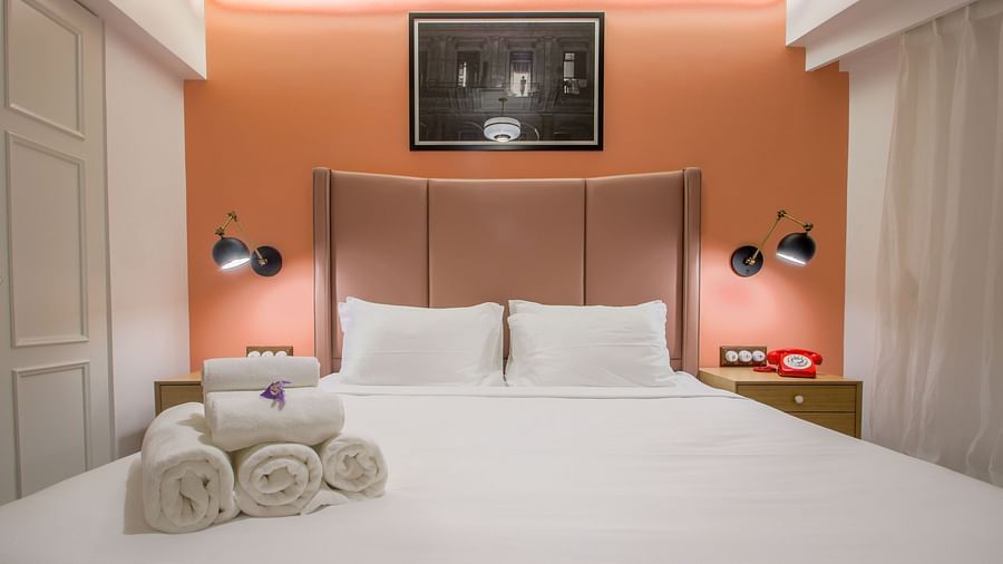 A cosy hotel room with a king size bed, plush pillows, and a retro-inspired decorted  | T24 Retro